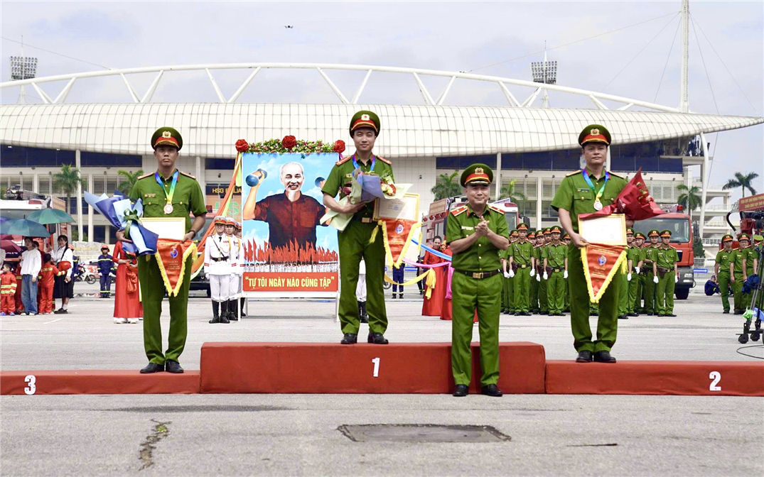 Ban Tổ chức trao các giải Nhất, Nhì, Ba tặng các đội tuyển có thành tích xuất sắc tại 3 nội dung 4x100m chạy tiếp sức cứu người và chữa cháy, Chỉ huy chữa cháy và CNCH và Bơi CNCH.
