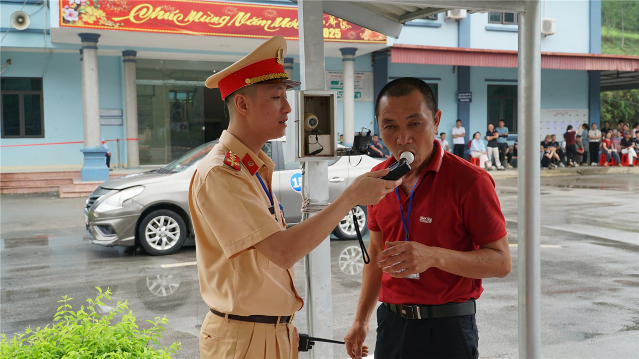 Tại tỉnh Lạng Sơn, kỳ sát hạch lần này có 319 lượt thí sinh tham gia, gồm 269 thí sinh thi mới và 50 thí sinh thi lại, thuộc các hạng lái xe B và C. 