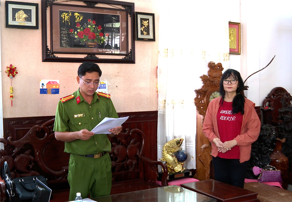 Cơ quan Cảnh sát điều tra Công an tỉnh Bạc Liêu tống đạt các quyết định và lệnh đối với Nguyễn Ngọc Thúy