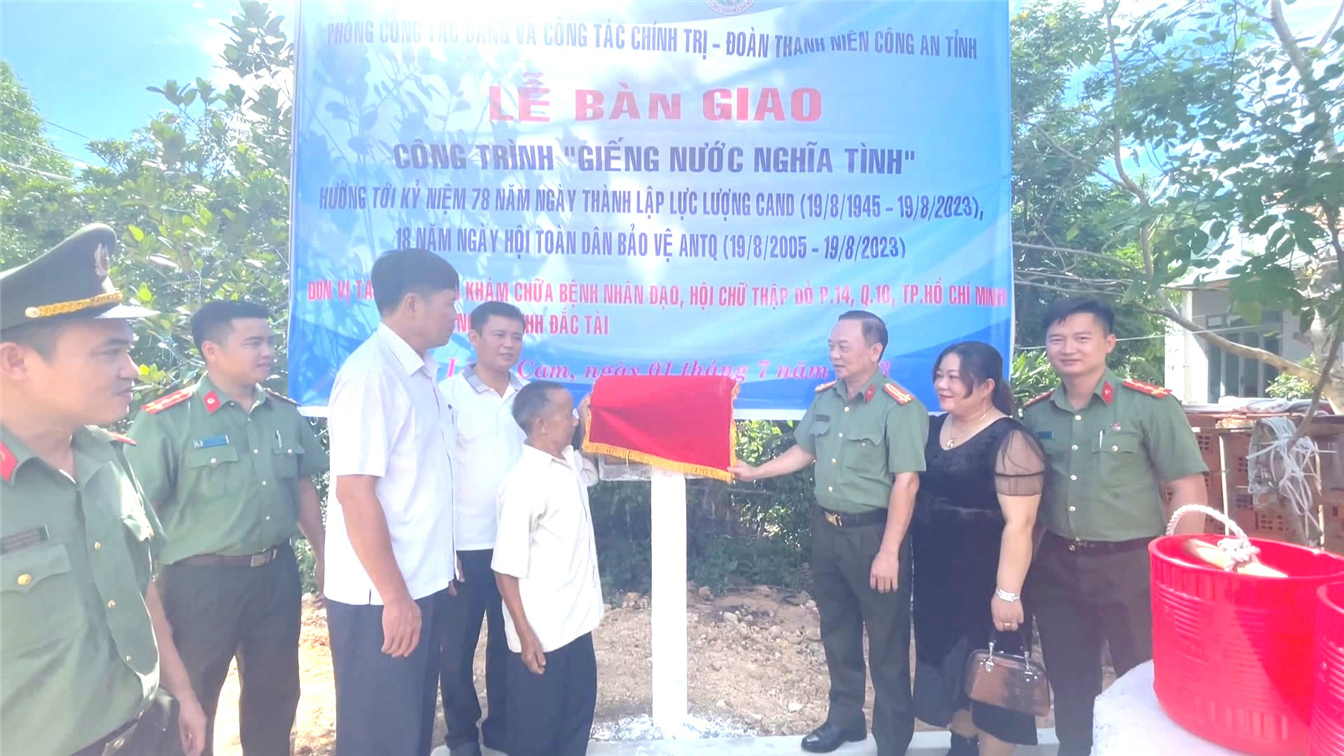 Phòng Công tác chính trị tặng giếng nước cho bà con làng Cam, xã Tây Xuân, huyện Tây Sơn.