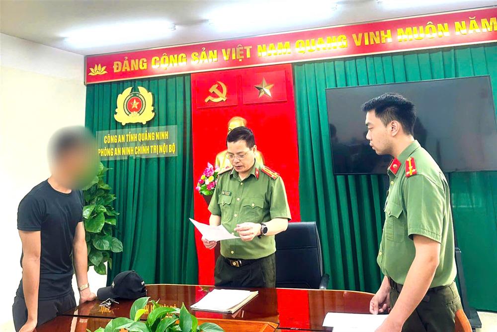Phòng An ninh chính trị nội bộ, Công an tỉnh Quảng Ninh lập biên bản xử lý trường hợp bình luận sai sự thật trên mạng xã hội.
