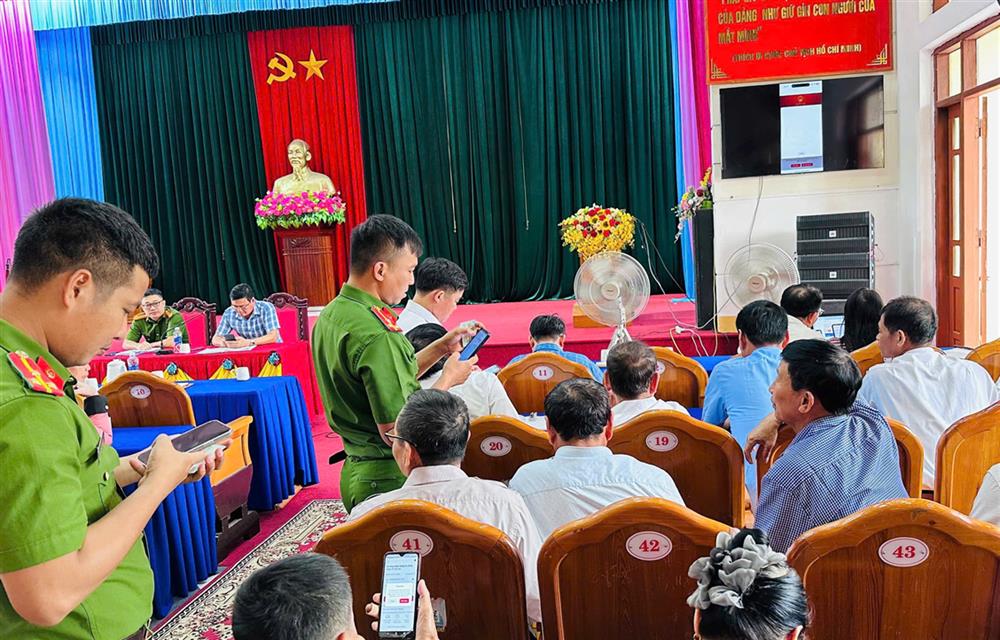 Lực lượng Công an lồng ghép tuyên truyền hướng dẫn người dân trong các cuộc họp tổ dân phố.