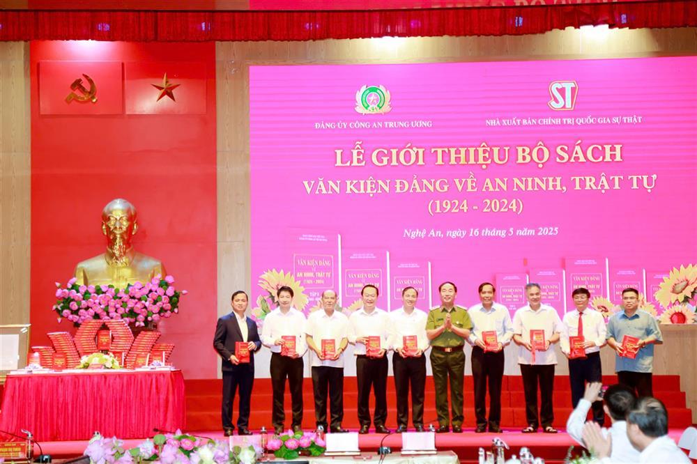 Lãnh đạo Bộ Công an và lãnh đạo Nhà xuất bản Chính trị quốc gia Sự thật trao tặng Bộ sách đến đại diện một số ban, bộ, ngành Trung ương.