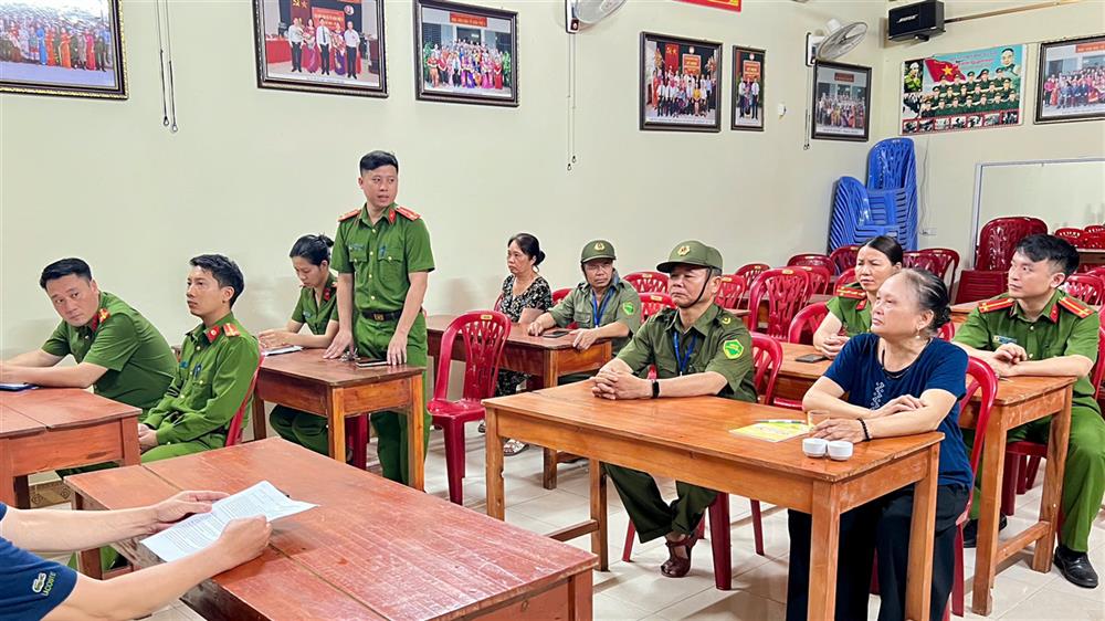 Cán bộ Công an phường Tân Thanh và chính quyền, tổ dân phố hội ý trước khi xuống cơ sở tuyên truyền.