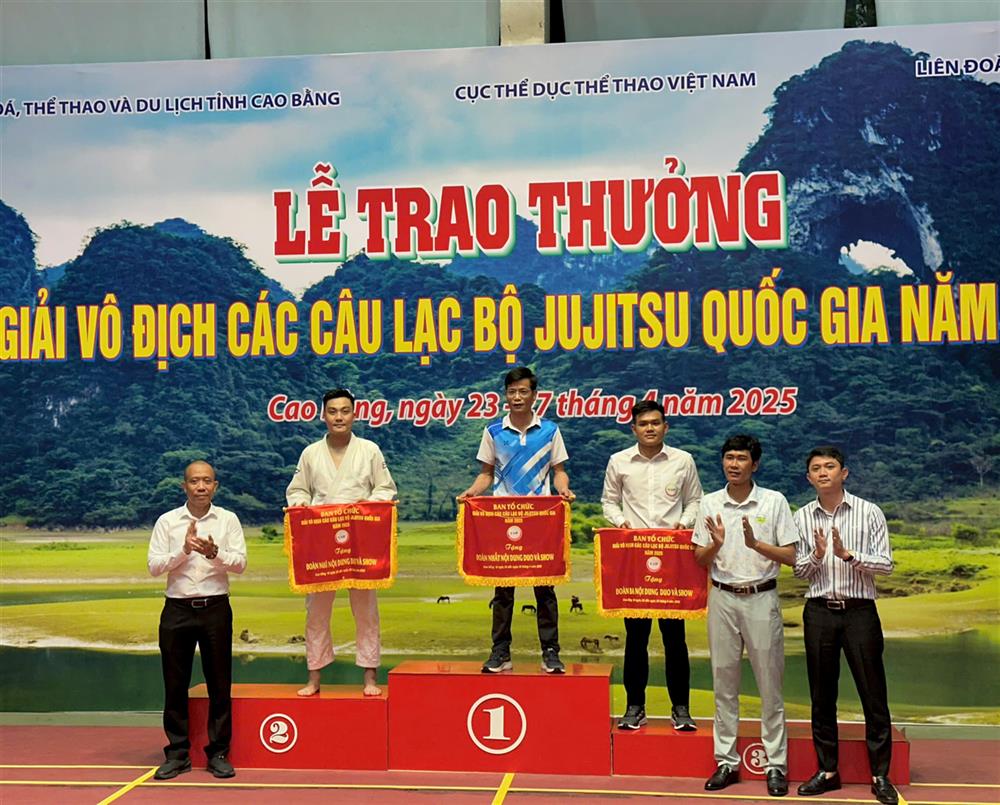 Đoàn CAND được Ban Tổ chức trao giải Nhì nội dung Duo và show.