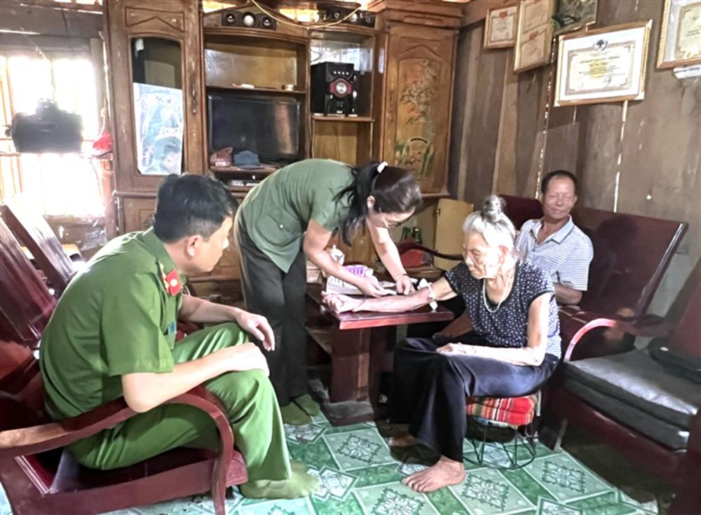 Công an tỉnh Sơn La triển khai thu nhận mẫu ADN cho thân nhân liệt sĩ chưa xác định được danh tính.