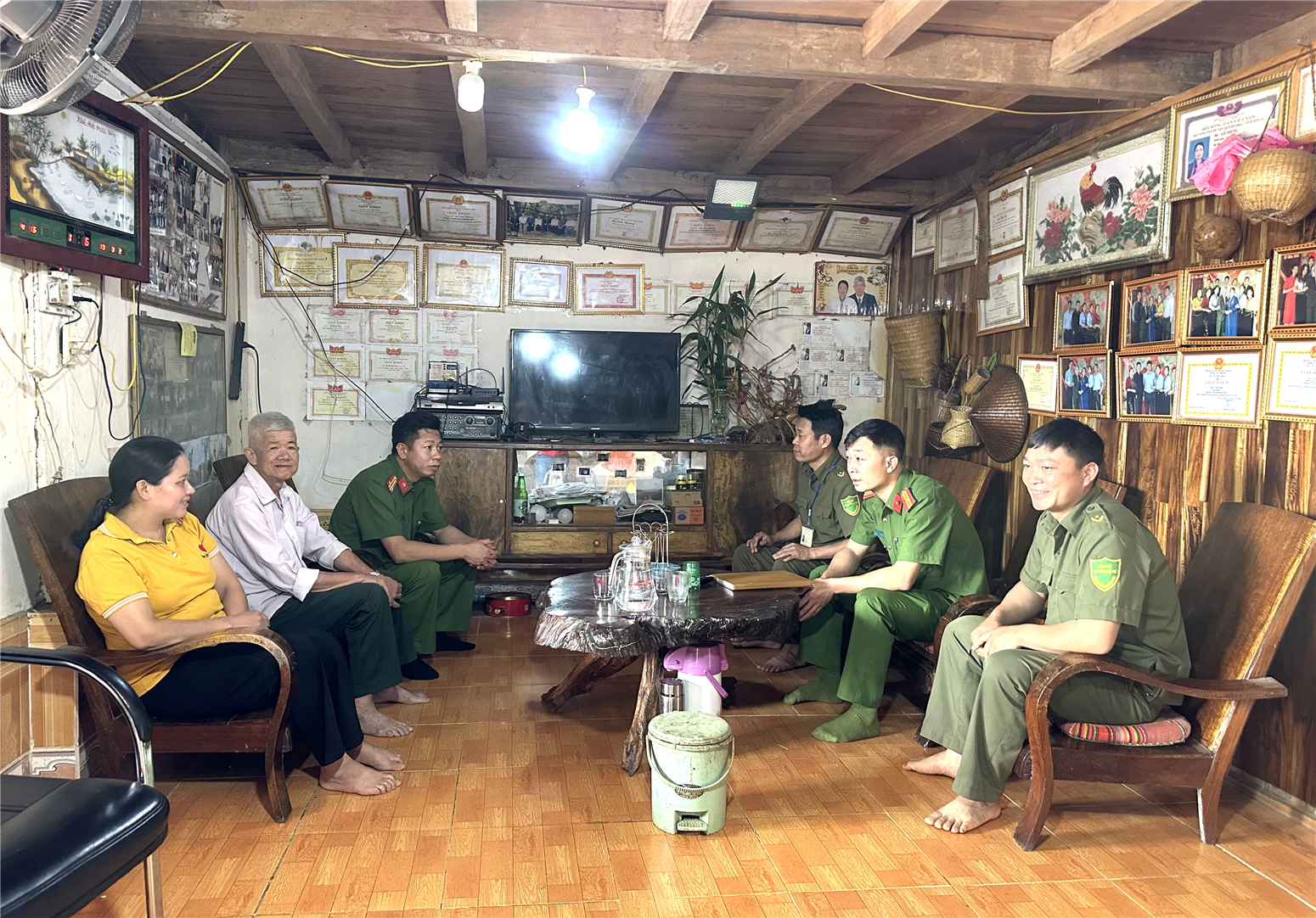 Công an thị trấn Mường Giàng thường xuyên tuyên truyền, vận động Nhân dân ở cơ sở chấp hành chủ trương, đường lối của Đảng, chính sách, pháp luật của Nhà nước.