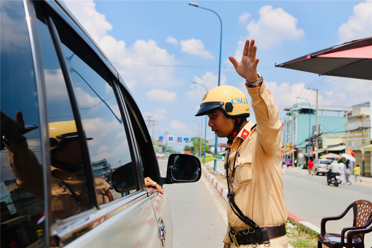 Lực lượng Cảnh sát giao thông hướng dẫn, phân luồng giao thông.