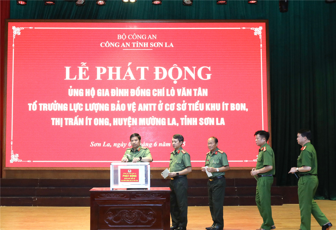 Lãnh đạo Công an tỉnh và cán bộ, chiến sĩ Công an tỉnh Sơn La ủng hộ gia đình đồng chí Lò Văn Tân.