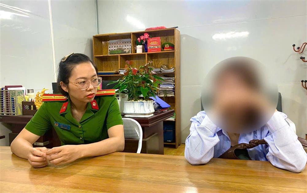 Chị T. được cán bộ Công an xã Hoà Phú tuyên truyền, giải thích, ngăn chặn chuyển tiền cho đối tượng lừa đảo.