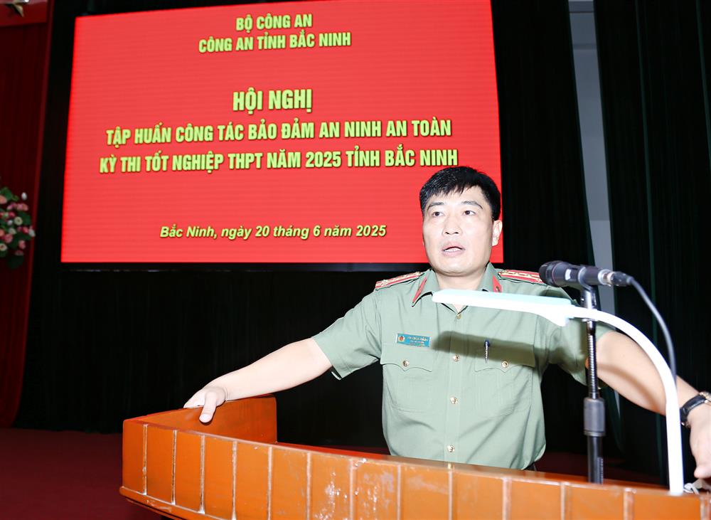 Đại tá Bùi Chiến Thắng, Phó Giám đốc Công an tỉnh phát biểu chỉ đạo tại Hội nghị.
