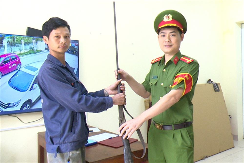 Người dân chủ động đến cơ quan Công an để giao nộp VK, VLN, CCHT.