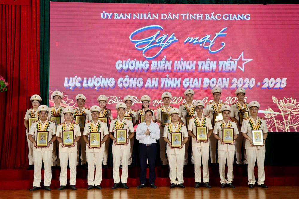 Đồng chí Nguyễn Việt Oanh, Chủ tịch Ủy ban nhân dân tỉnh Bắc Giang biểu dương và tặng quà các tập thể, các nhân điển hình tiên tiến trong phong trào thi đua giai đoạn 2020-2025