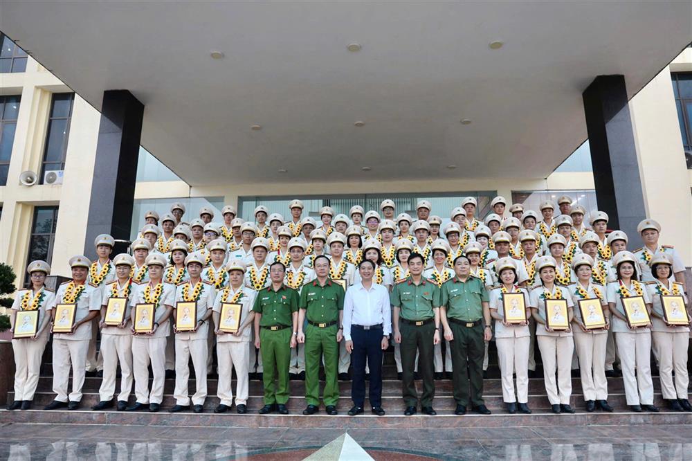 Các đại biểu cùng 80 điển hình tiên tiến.