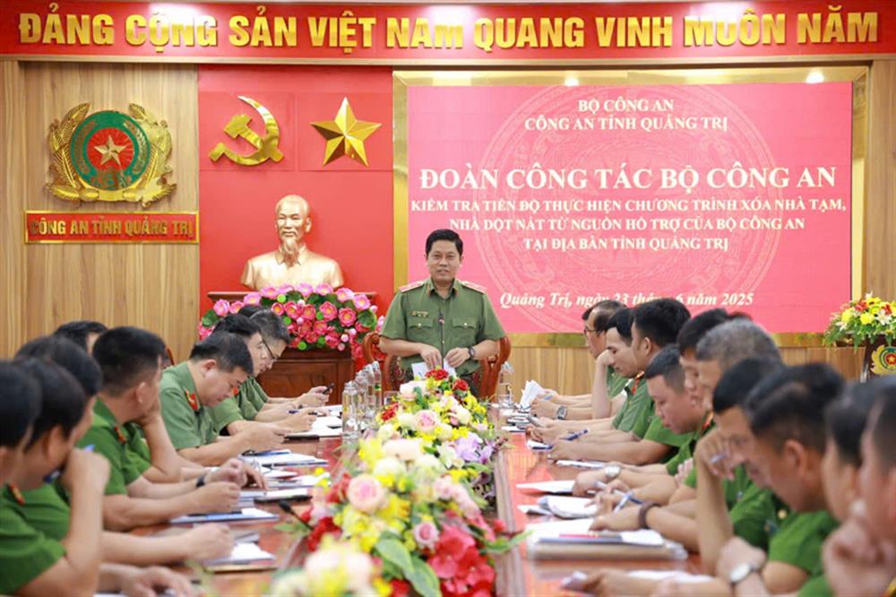 Thiếu tướng Nguyễn Hồng Nguyên, Phó Chánh Văn phòng Bộ Công an phát biểu tại buổi làm việc.