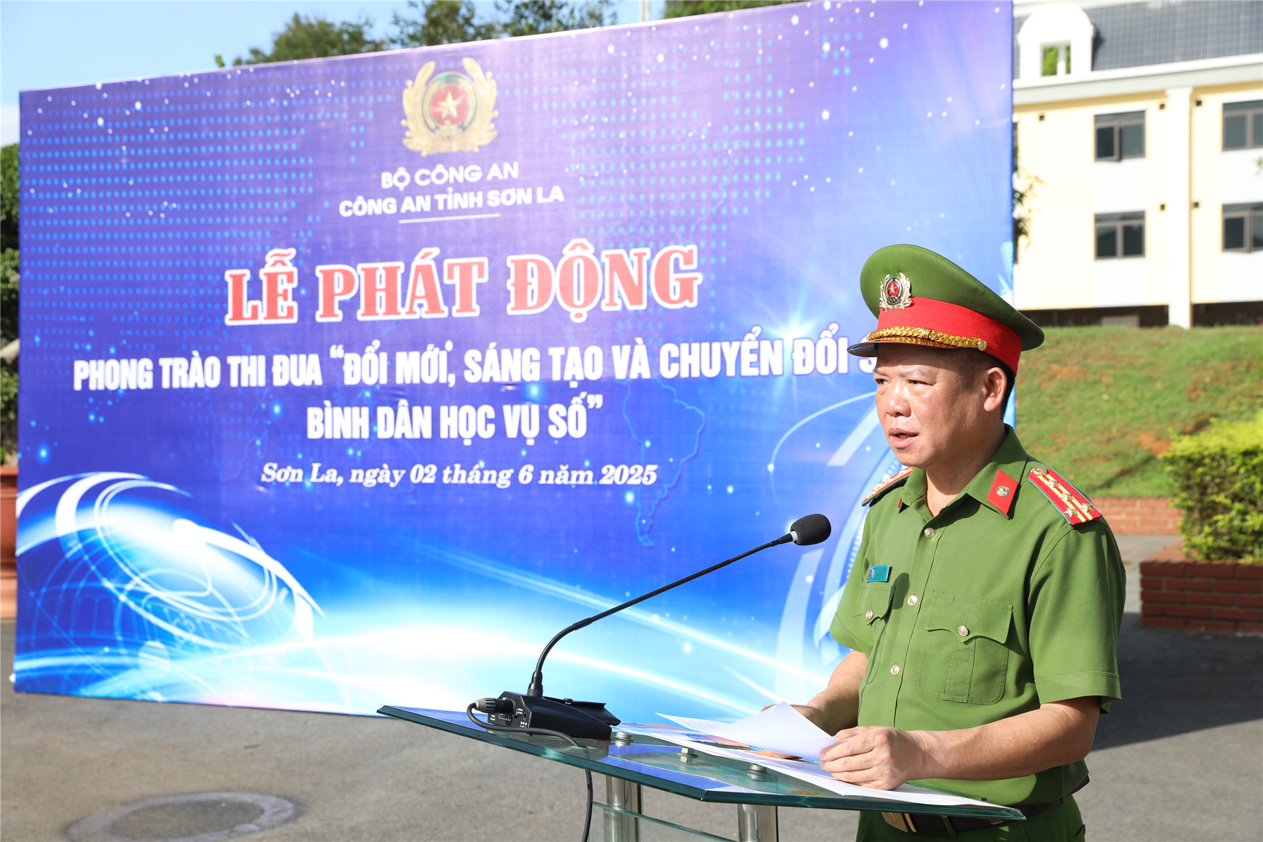 Đại tá Trần Thanh Sơn, Phó Giám đốc Công an tỉnh phát biểu tại chương trình
