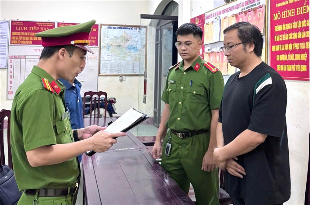 2. Cơ quan Cảnh sát điều tra Công an tỉnh Tuyên Quang tống đạt quyết định và lệnh đối với Vũ Đại Thảo. 