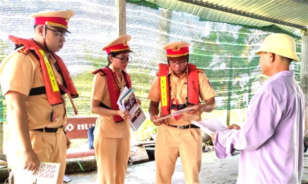 Lực lượng Cảnh sát giao thông tuyên truyền các quy định về an toàn giao thông đường thủy cho chủ bến đò ngang.