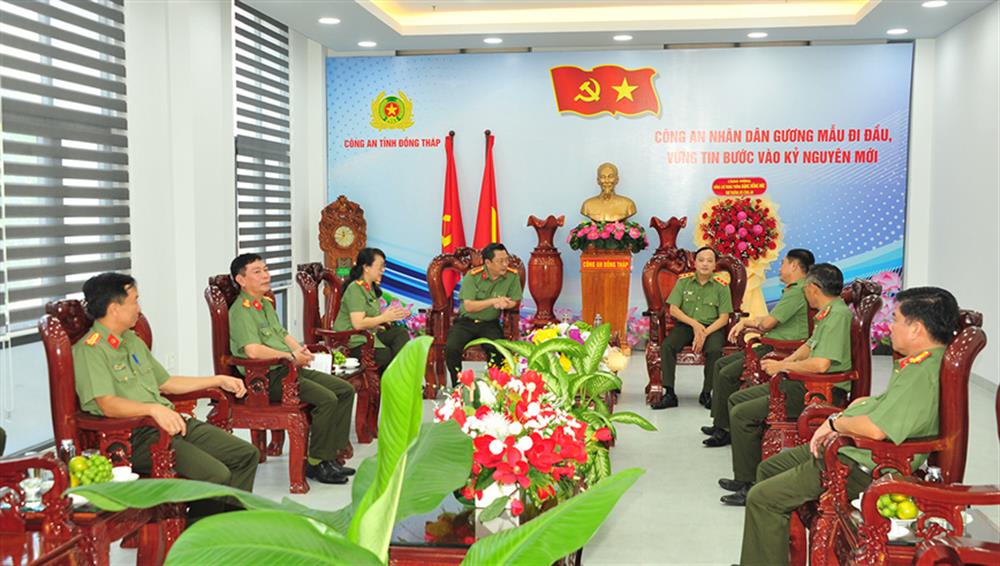 Toàn cảnh buổi làm việc.