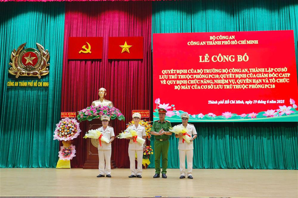 Đại tá Nguyễn Đình Dương, Phó Giám đốc CATP tặng hoa chúc mừng  Phòng Thi hành án hình sự và hỗ trợ tư pháp.