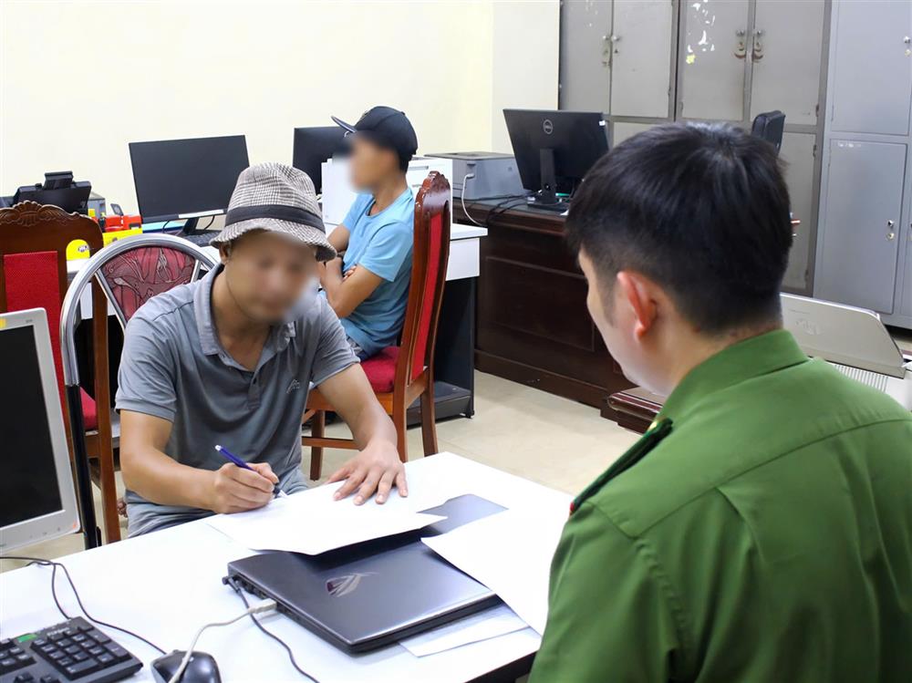 Cơ quan Công an làm việc với lái xe vận chuyển số thực phẩm không rõ nguồn gốc.