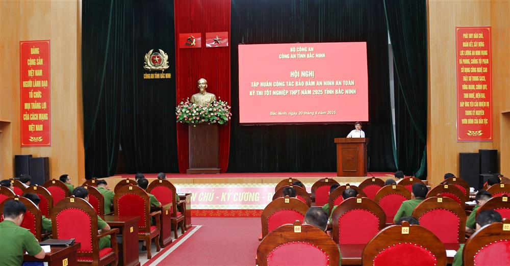 Đồng chí Nguyễn Đức Hà, Trưởng Phòng Quản lý chất lượng, Sở Giáo dục và Đào tạo tỉnh Bắc Ninh phổ biến quy định của Quy chế thi tốt nghiệp THPT năm 2025.