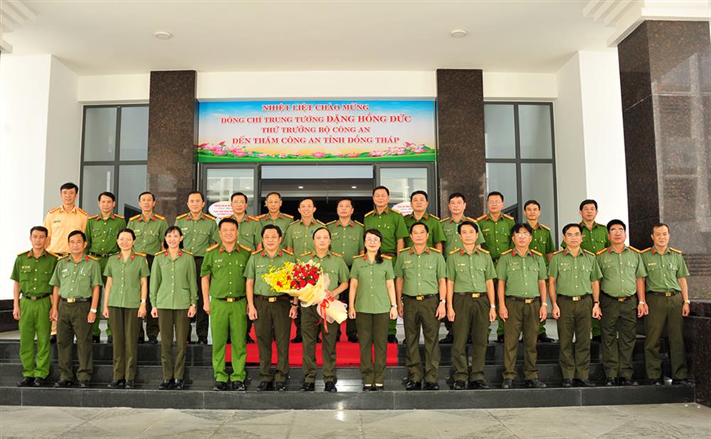 Trung tướng Đặng Hồng Đức chụp ảnh lưu niệm cùng Ban Giám đốc Công an hai tỉnh Đồng Tháp và Tiền Giang và lãnh đạo các Phòng nghiệp vụ Công an tỉnh Đồng Tháp