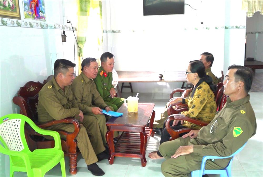 Lực lượng tham gia bảo vệ ANTT cơ sở đến nhà tuyên truyền pháp luật, cảnh báo thủ đoạn lừa đảo cho người dân biết.