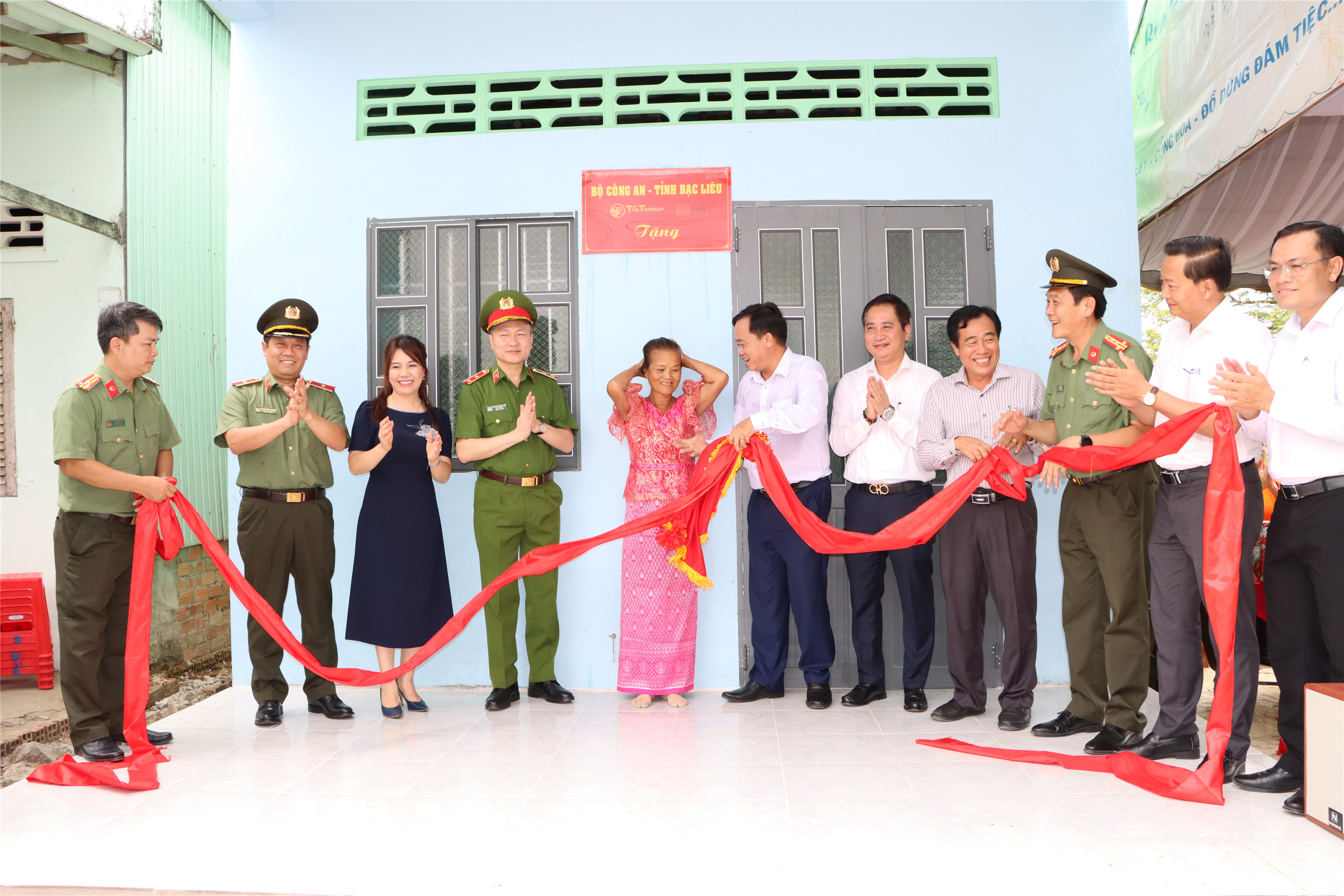 Lãnh đạo Bộ Công an, lãnh đạo Tỉnh ủy, Ủy ban nhân dân tỉnh và Công an tỉnh thực hiện nghi thức bàn giao căn nhà tặng gia đình bà Sơn Sà Qui.