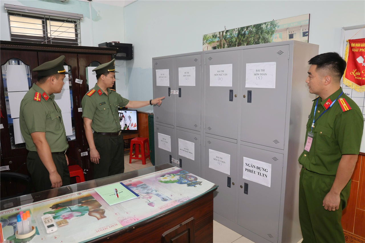 sáng nay, Công an tỉnh bố trí một tổ công tác để dùng máy quét tay và cổng từ phối hợp với điểm thi Trường Cao đẳng kỹ thuật công nghiệp cơ sở 2 nhằm kiểm soát, phát hiện thí sinh mang thiết bị thu, phát sóng vào khu vực thi. 