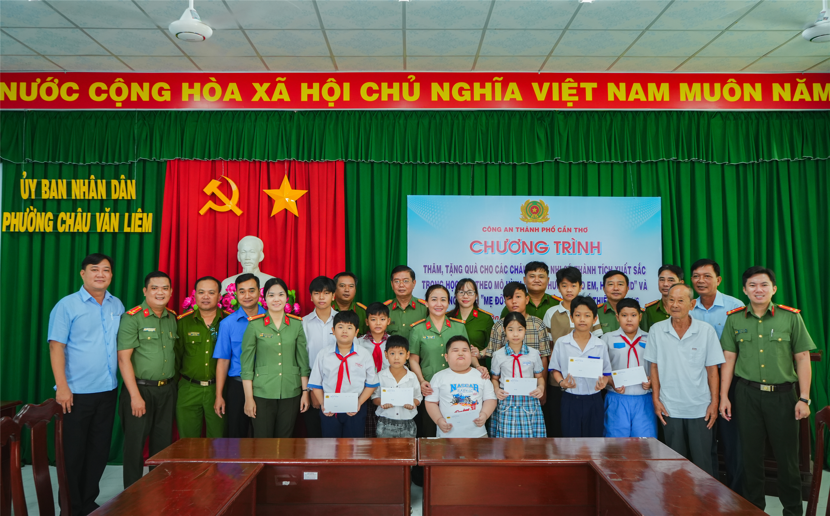 Tặng quà các cháu mồ côi theo mô hình “Tình thương cho em - Hậu covid” và chương trình “Mẹ đỡ đầu” nhân dịp Quốc tế Thiếu nhi 1/6.