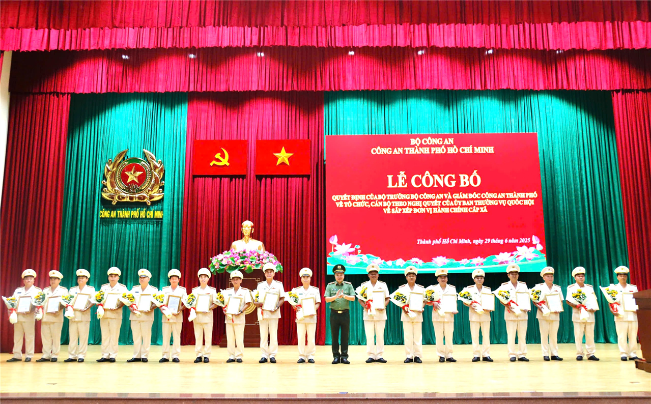 Thiếu tướng Mai Hoàng, Giám đốc Công an Thành phố trao Quyết định cho các đồng chí Trưởng các phòng nghiệp vụ, chức năng thuộc Công an Thành phố.