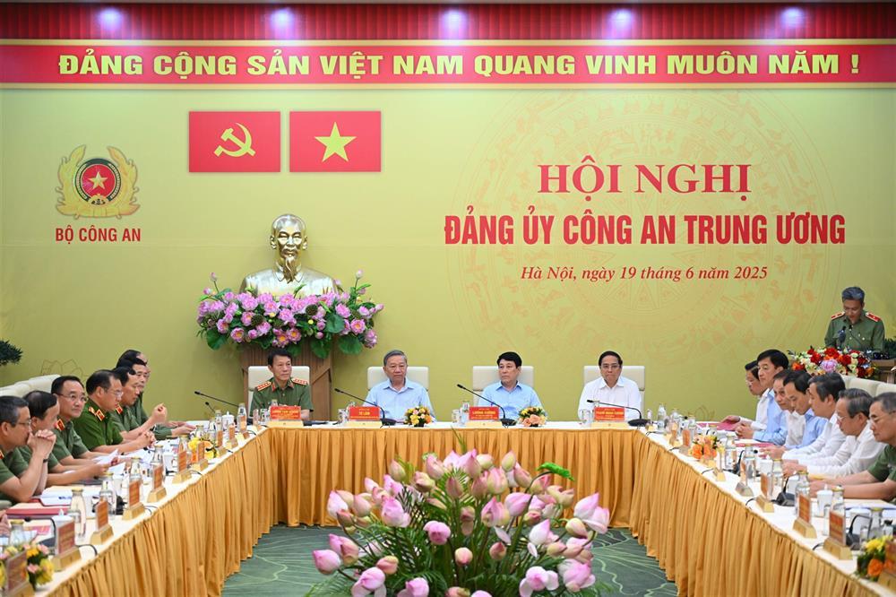Tổng Bí thư Tô Lâm, Chủ tịch nước Lương Cường, Thủ tướng Chính phủ Phạm Minh Chính dự và chỉ đạo Hội nghị Đảng ủy Công an Trung ương 6 tháng đầu năm 2025.