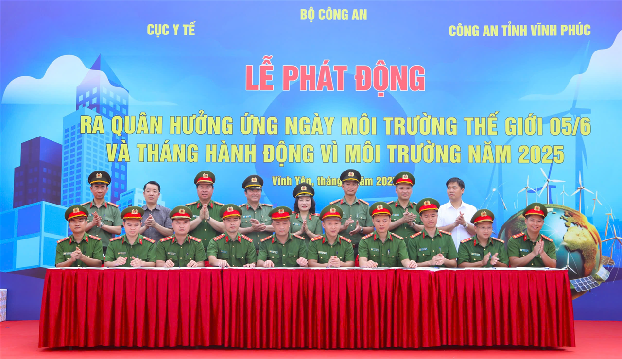 Đại diện Đoàn Thanh niên Công an 10 xã, phường thuộc Công an tỉnh ký giao ước thi đua về bảo vệ môi trường.