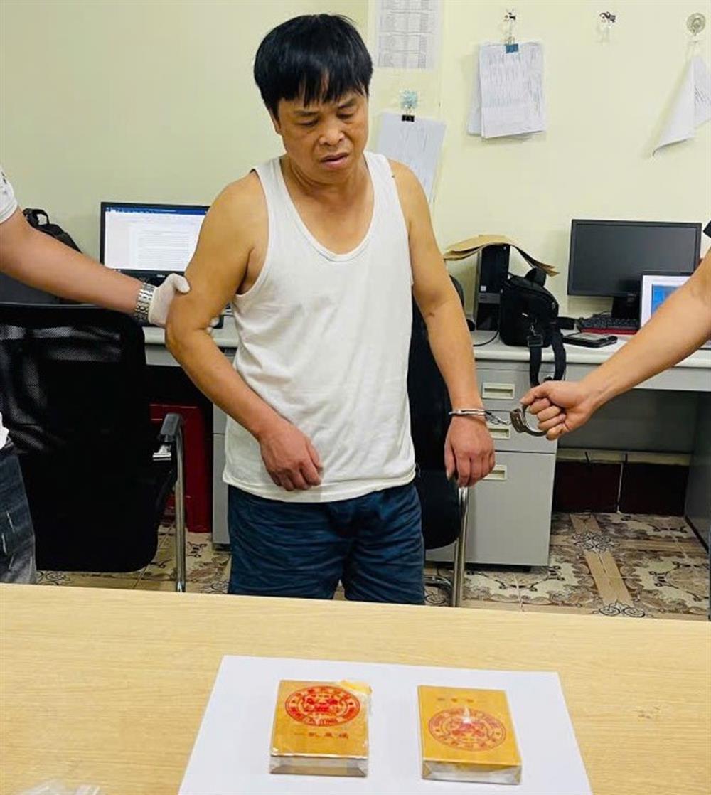 Đối tượng Bế Ngọc Đức cùng tang vật.