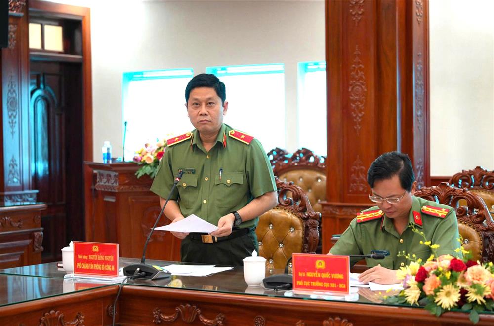 Thiếu tướng Nguyễn Hồng Nguyên, Phó Chánh Văn phòng Bộ Công an phát biểu tại buổi làm việc.