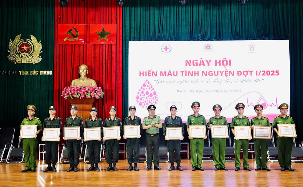 Đại tá Trần Thế Cường, Phó Giám đốc Công an tỉnh trao Giấy khen tặng các cá nhân có thành tích xuất sắc trong phong trào hiến máu tình nguyện.