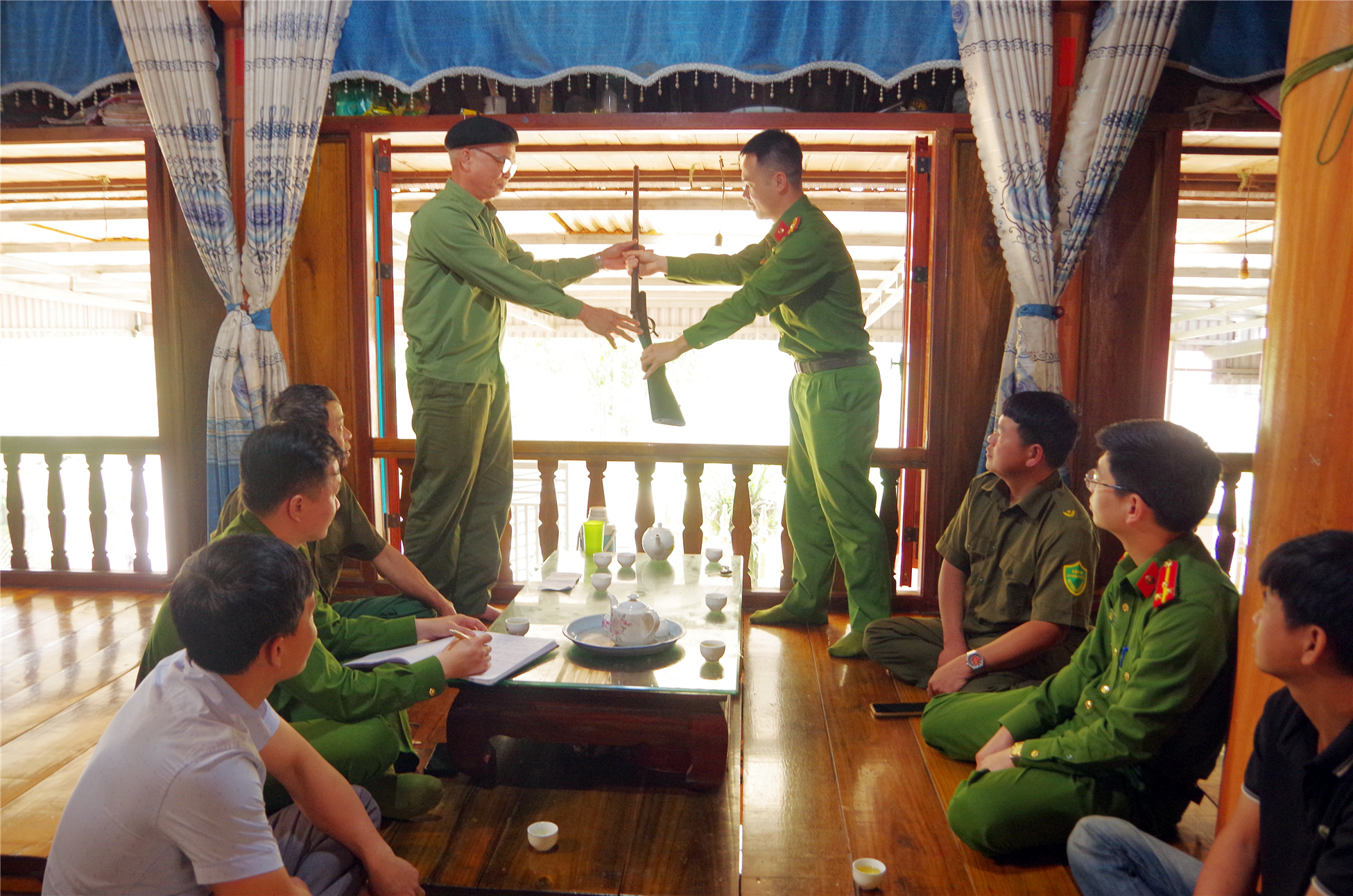 Ông Hoàng Văn Kiểm giao nộp khẩu súng tự chế cho Công an xã Phú Đình, huyện Định Hóa.