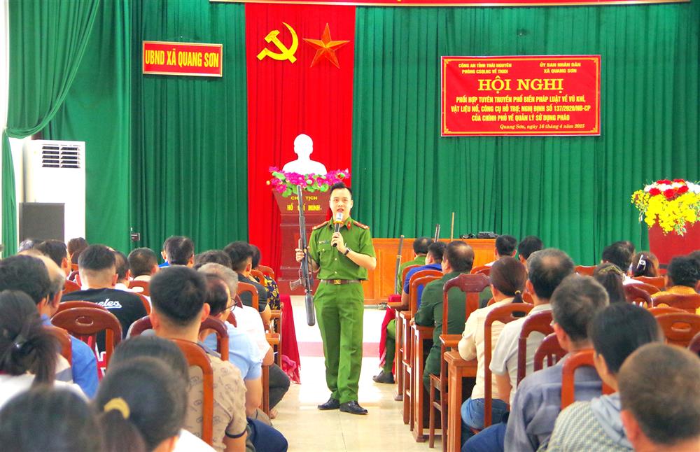 Cán bộ Công an tỉnh Thái Nguyên tuyên truyền pháp luật về phép VK, VLN, CCHT cho người dân xã Quang Sơn, huyện Đồng Hỷ.
