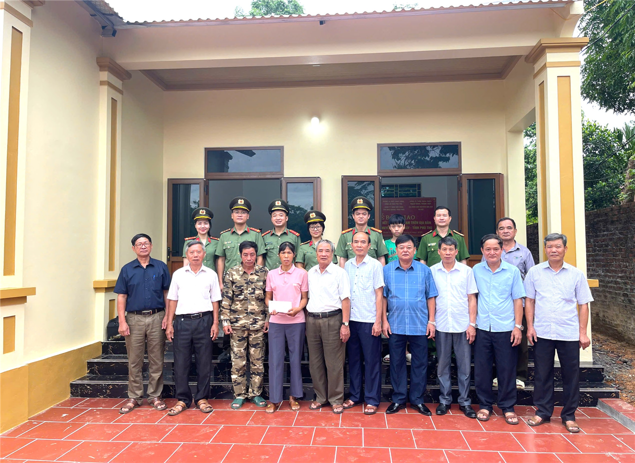 Đại diện các tổ chức, cá nhân cùng gia đình anh Nguyễn Hữu Ước tại Lễ bàn giao nhà.