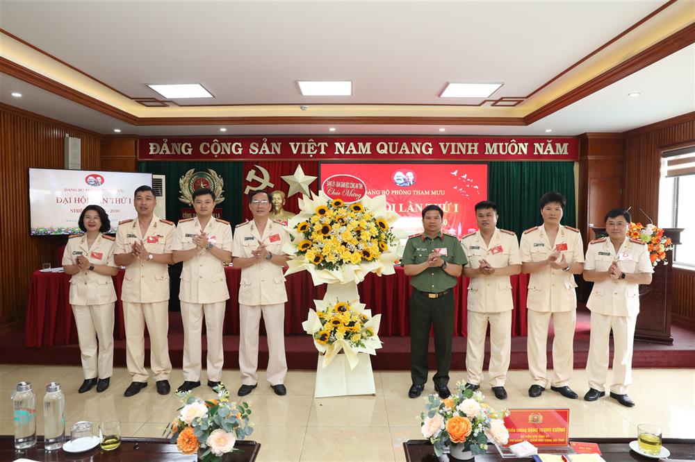 Thiếu tướng Đặng Trọng Cường, Bí thư Đảng ủy, Giám đốc Công an tỉnh Sơn La tặng hoa chúc mừng Đảng bộ cơ sở Phòng Tham mưu tổ chức thành công Đại hội.