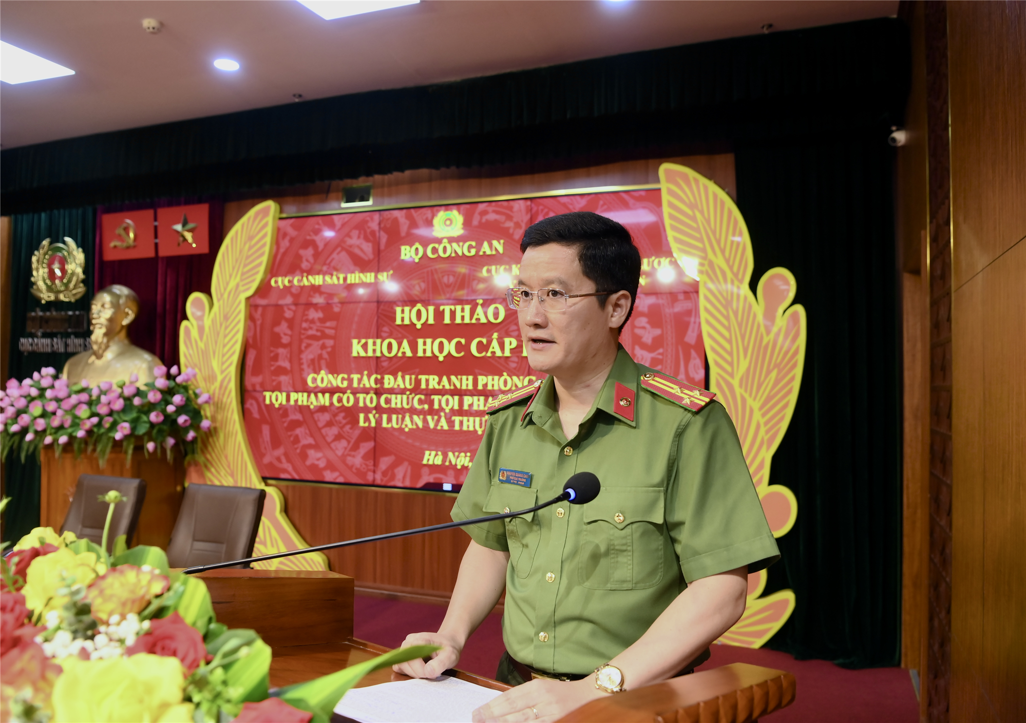 Thượng tá, PGS.TS Nguyễn Quang Chiến, Phó Cục trưởng Cục Khoa học, Chiến lược và Lịch sử Công an phát biểu khai mạc và đề dẫn Hội thảo.