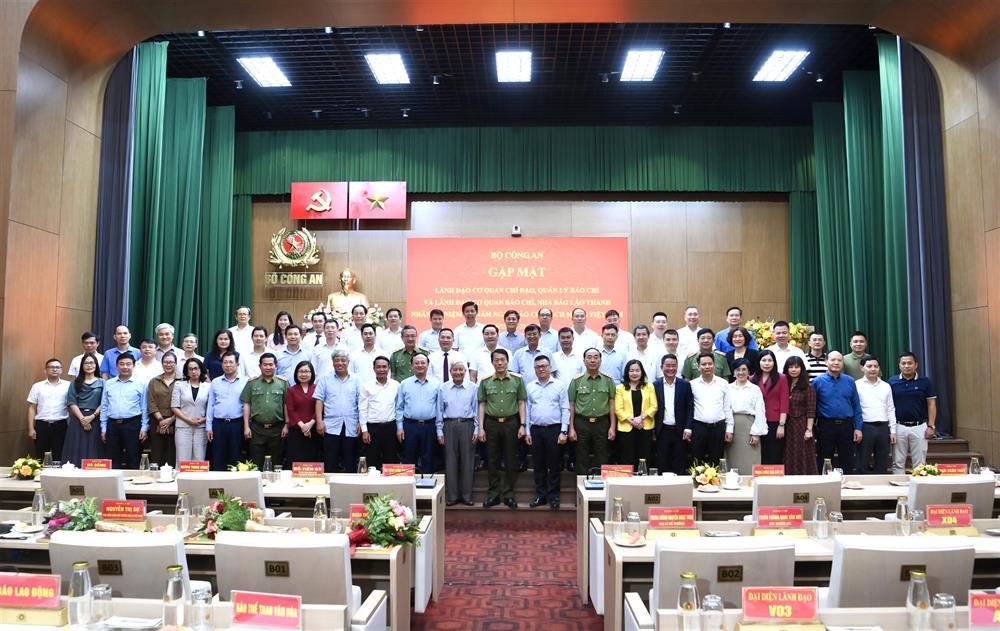 Bộ trưởng Lương Tam Quang cùng các đại biểu dự buổi gặp mặt các cơ quan chỉ đạo, quản lý báo chí; lãnh đạo cơ quan báo chí; nhà báo lão thành; các phóng viên, nhà báo nhân dịp kỷ niệm 100 năm Ngày Báo chí Cách mạng Việt Nam.