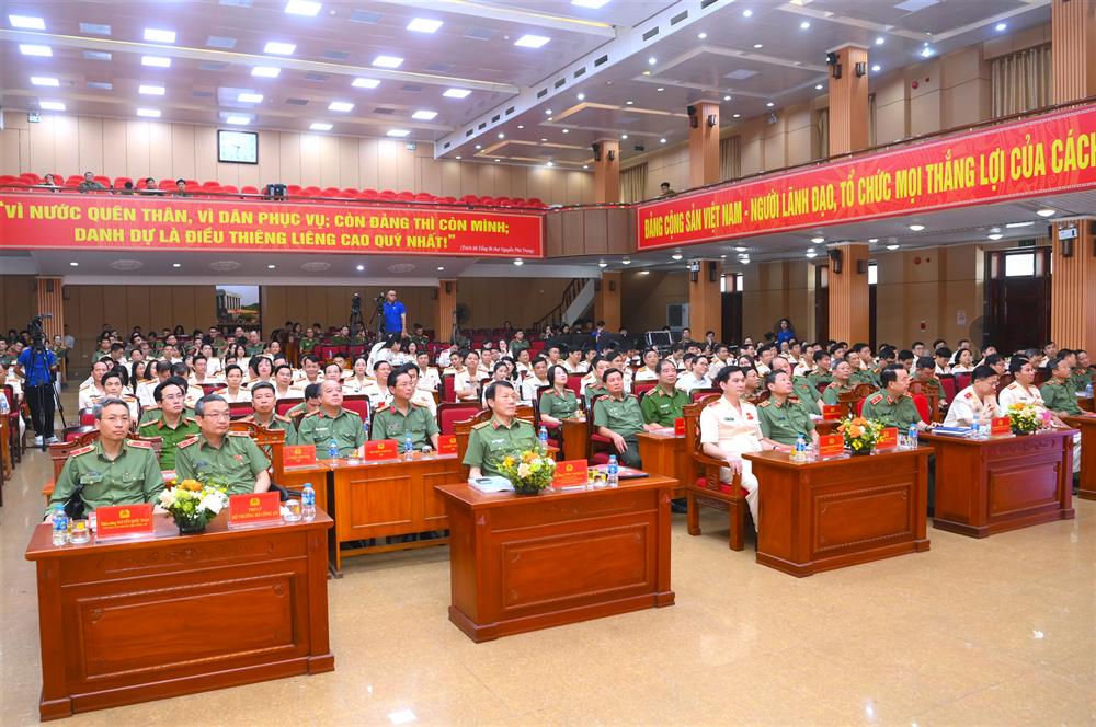 Bộ trưởng Lương Tam Quang cùng các đại biểu dự Đại hội.