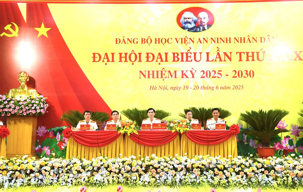 Đoàn Chủ tịch Đại hội.
