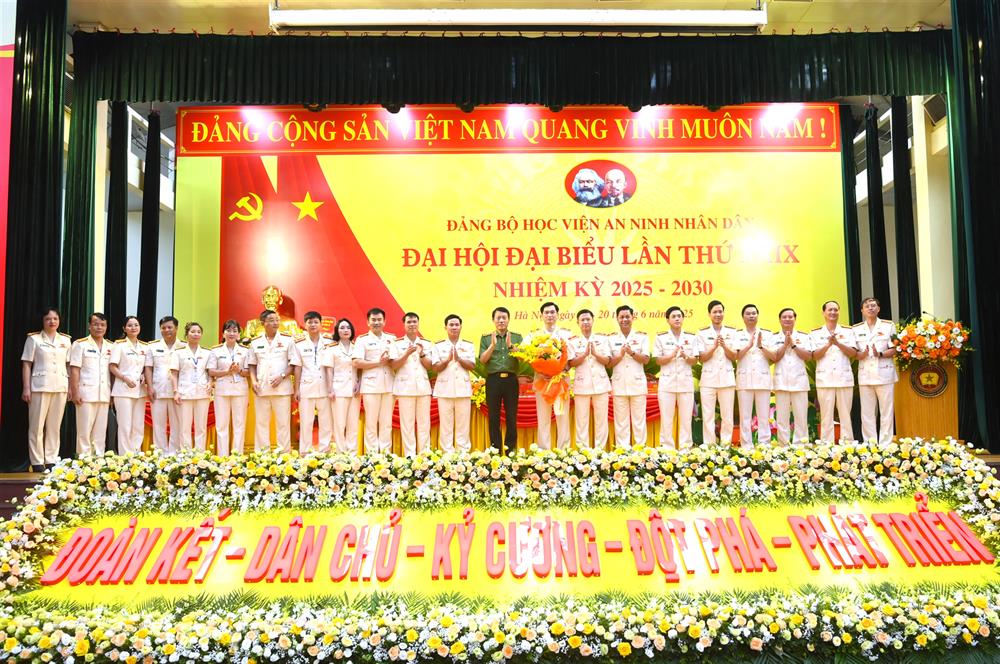 Bộ trưởng Lương Tam Quang tặng hoa chúc mừng Ban Chấp hành Đảng bộ Học viện ANND nhiệm kỳ 2025 - 2030.