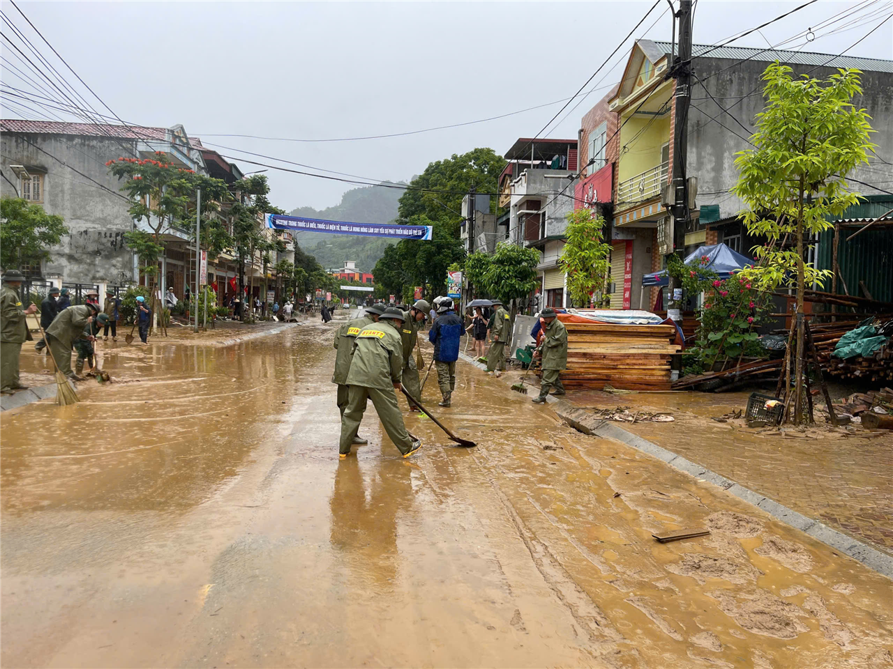 Công an thị trấn Mường Khương và lực lượng an ninh, trật tự ở cơ sở đang hỗ trợ nhân dân kắc phục hậu quả.