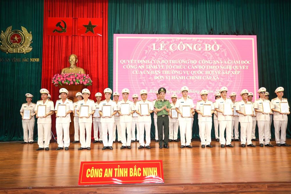 hiếu tướng Bùi Duy Hưng, Giám đốc Công an tỉnh trao Quyết định của Bộ Công an cho các đồng chí Trưởng Công an cấp phòng Công an tỉnh Bắc Ninh (mới)
