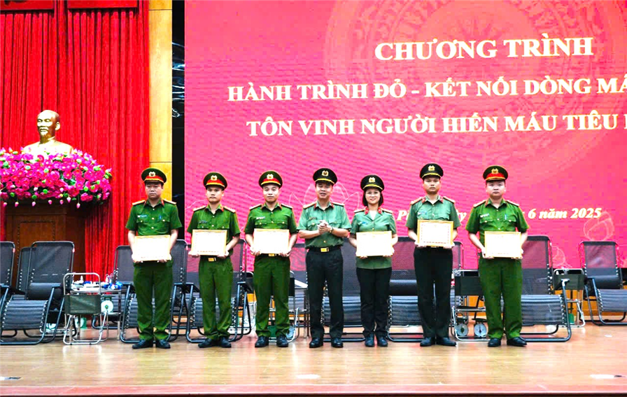 Các cá nhân có thành tích tiêu biểu trong công tác hiến máu tình nguyện năm 2024 được nhận khen thưởng.