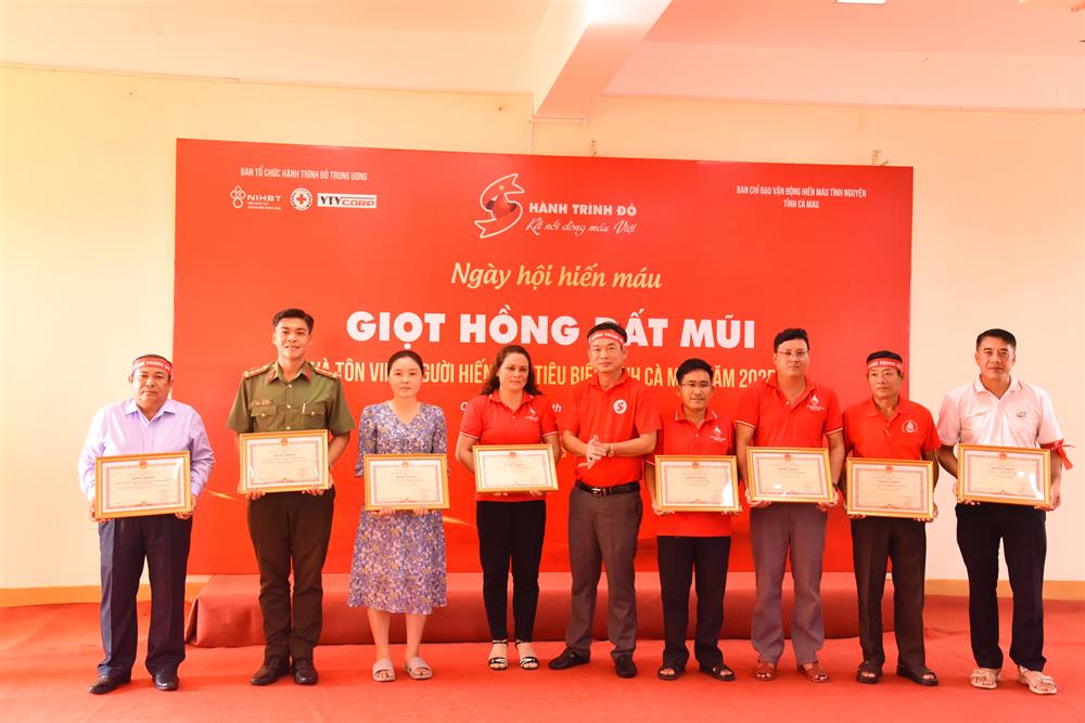 Ban Thanh niên Công an tỉnh nhận Bằng khen của Chủ tịch UBND tỉnh vì có thành tích xuất sắc thực hiện vượt chỉ tiêu về hiến máu tình nguyện năm 2024.